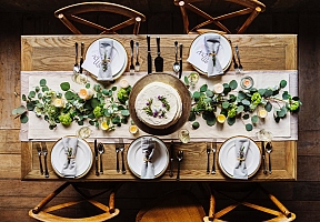 Patarimai ir idėjos įvairių formų vestuvinio vaišių stalo dekoravimui
