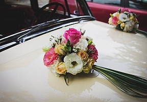 Vestuvinio automobilio dekoravimas: nuo kaspinų iki balionų