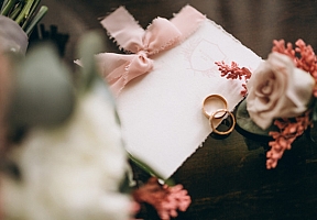 Kaip išsirinkti patogius vestuvinius žiedus?
