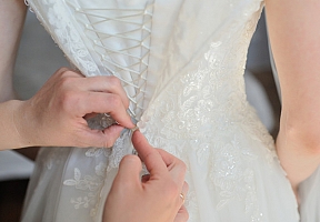 Kokia vestuvinė suknelė tinka ceremonijai Bažnyčioje?