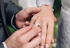 Ką turėtumėte žinoti rinkdamiesi vestuvinius žiedus?