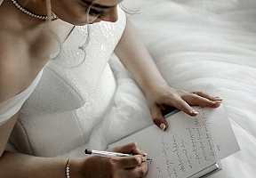 Viskas, ką reikia žinoti, apie vestuvinių įžadų rašymą